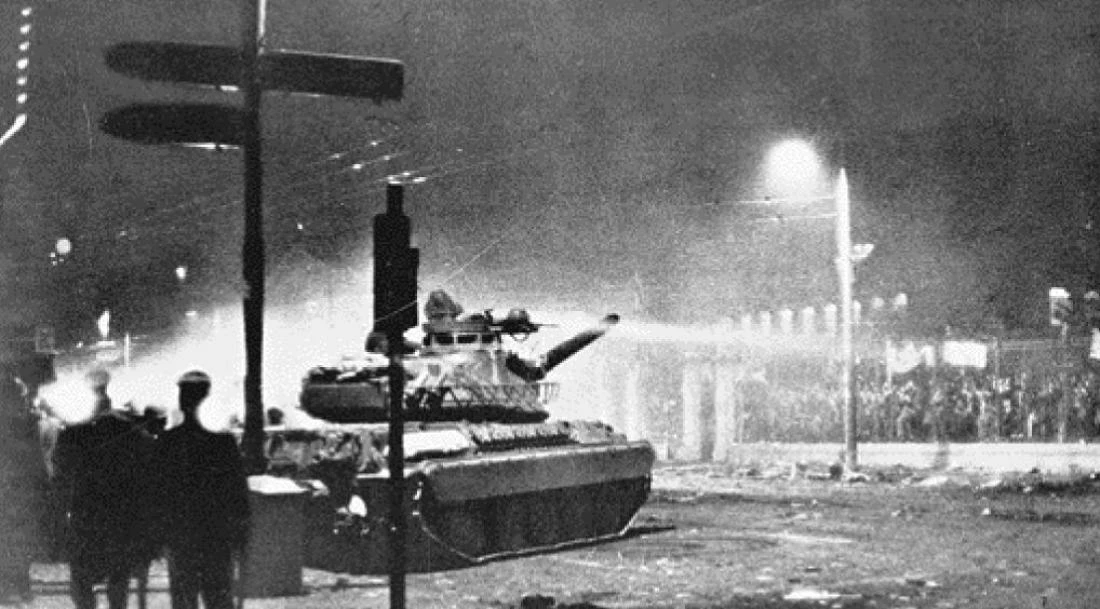 «Έτσι έριξα την πύλη του Πολυτεχνείου»: Ο αξιωματικός του άρματος μάχης μιλά για τη νύχτα που συγκλόνισε την Ελλάδα (βίντεο)
